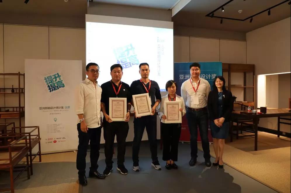 王春龍先生、曾偉云先生和朱月容女士分別為黃曉星、薛剛和郭月華頒獎(jiǎng)